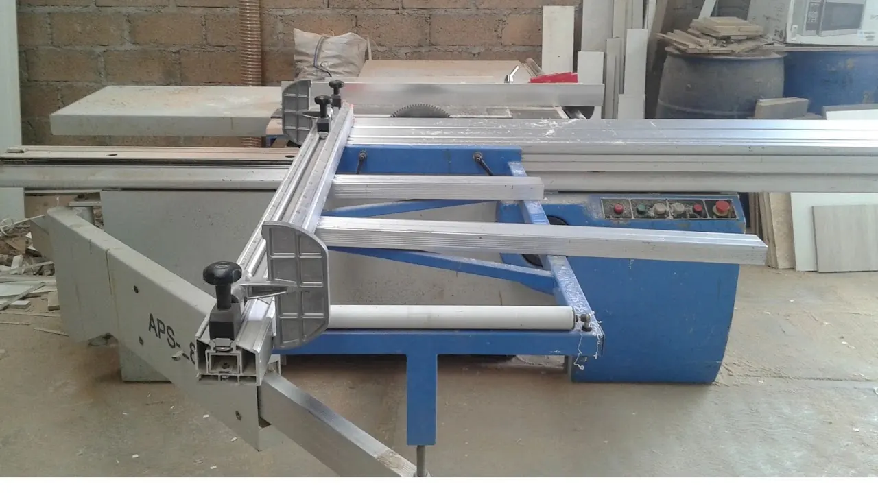 Maquinaria de corte utilizada en la fabricación de mobiliario